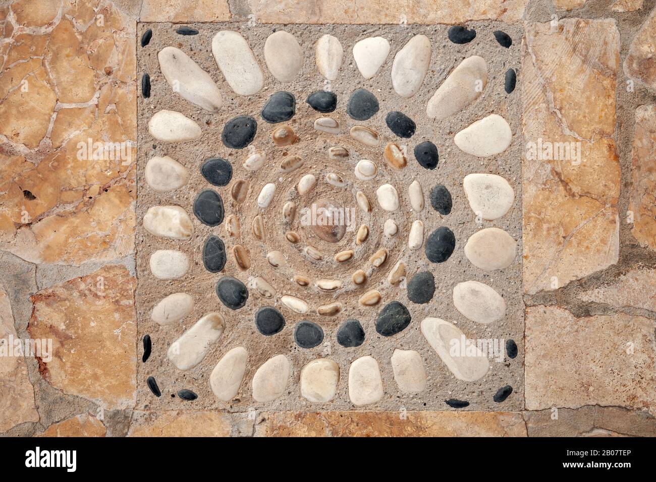 Vecchio pavimento in pietra con ornamento decorativo, sfondo foto texture Foto Stock