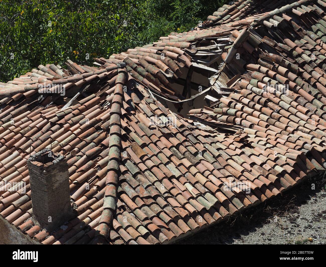 Tetto di piastrelle crollato in una casa a Dimitsana, Arcadia, Peloponneso, Grecia. Foto Stock