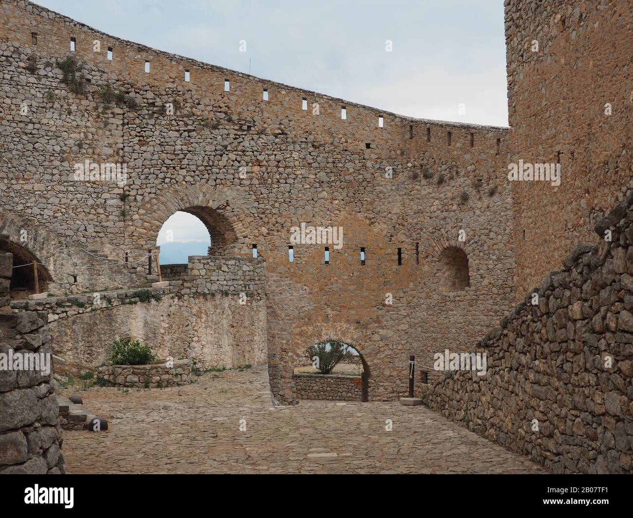 Cortile, muri in pietra e merli della Fortezza di Palamidi a Nafplion, Argolis, Peloponneso, Grecia Foto Stock