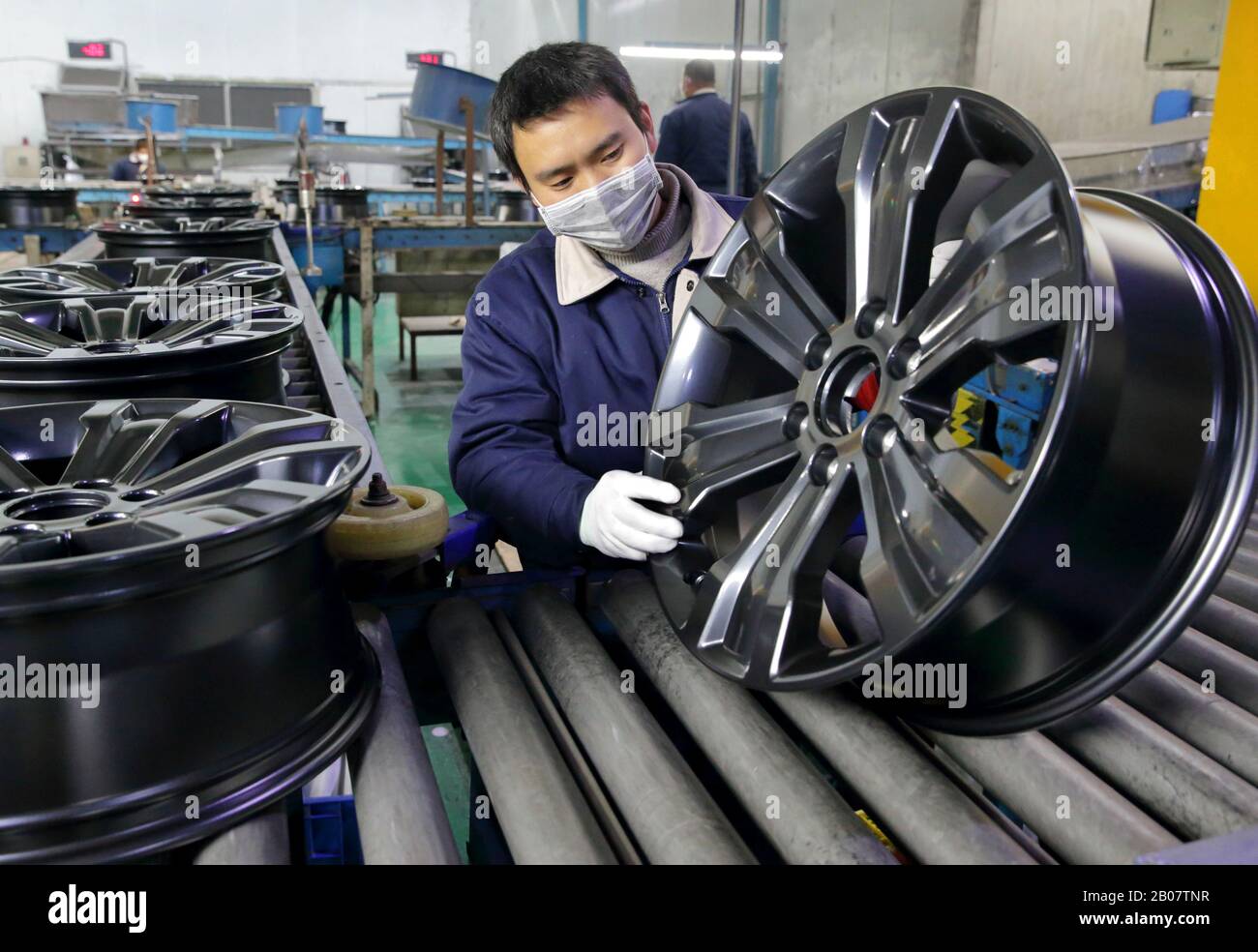 I lavoratori cinesi fabbricano cerchi per auto in lega di alluminio presso lo stabilimento di Alink Wheel (Lianyungang) Co., Ltd. Durante lo scoppio del nuovo coronavirus An Foto Stock