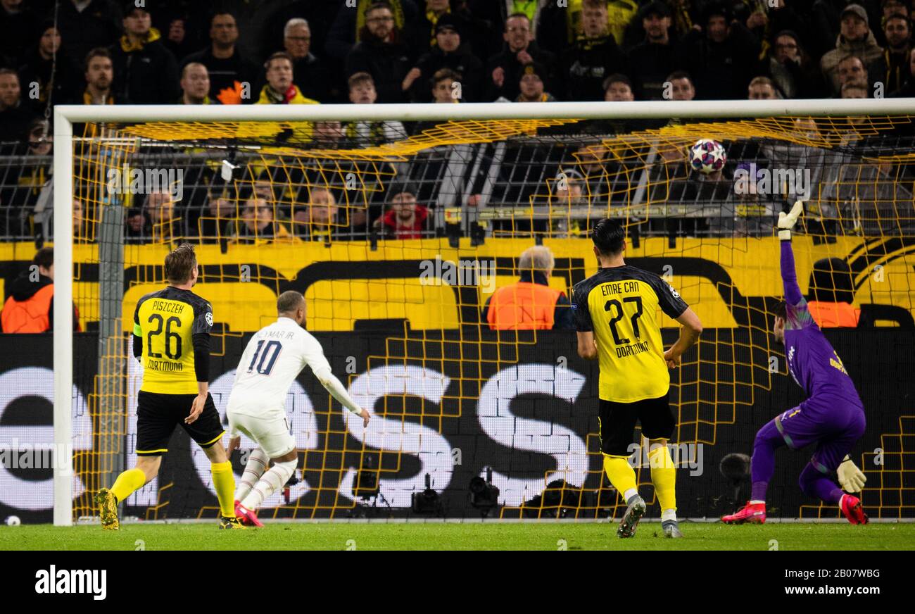 Dortmund, 18.02.2020 Tor zum 1:1 durch Neymar (PSG) gegen Torwart Roman Bürki (BVB) Goal per 1:1 di Neymar (PSG) contro il portiere Roman Bürki (BVB) Foto Stock