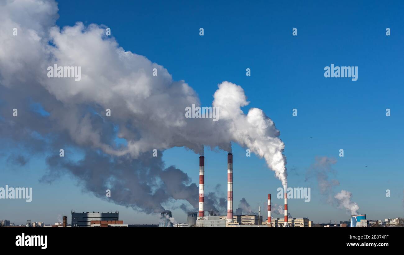 Fumo bianco denso, rilascio di sostanze tossiche nell'atmosfera. Tubi di fabbrica che inquinano l'aria, problemi ambientali ecologia, cotenna panoramica Foto Stock