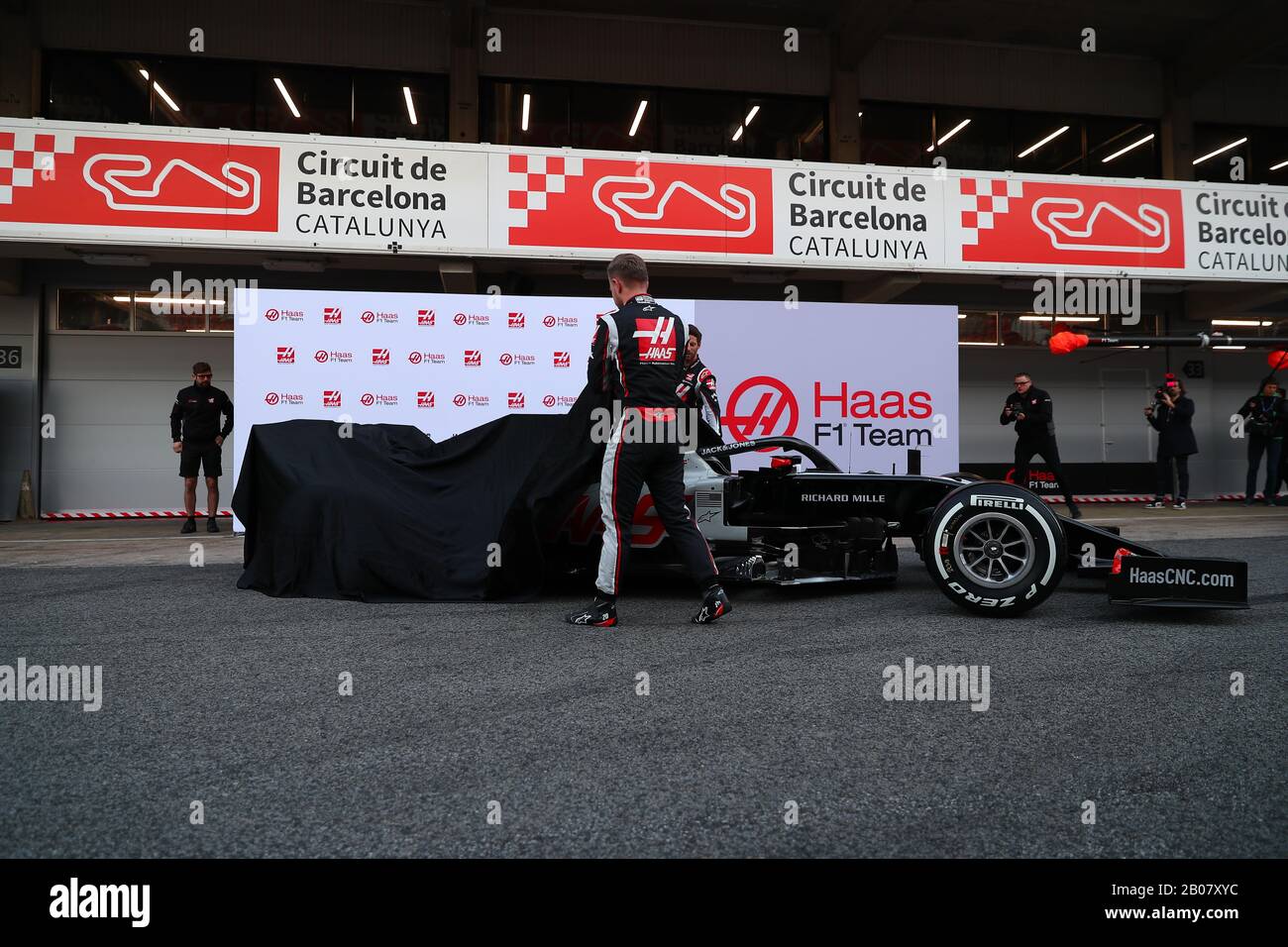 Il team Haas ha presentato la nuova vettura 2020; il 08 Romain Grosjean, e Kevin Magnussen Haas F1 Team. Formula 1 World Championship 2020, Winter testing Days 1 2020 Barcelona, 19-21 febbraio 2020. Foto Stock