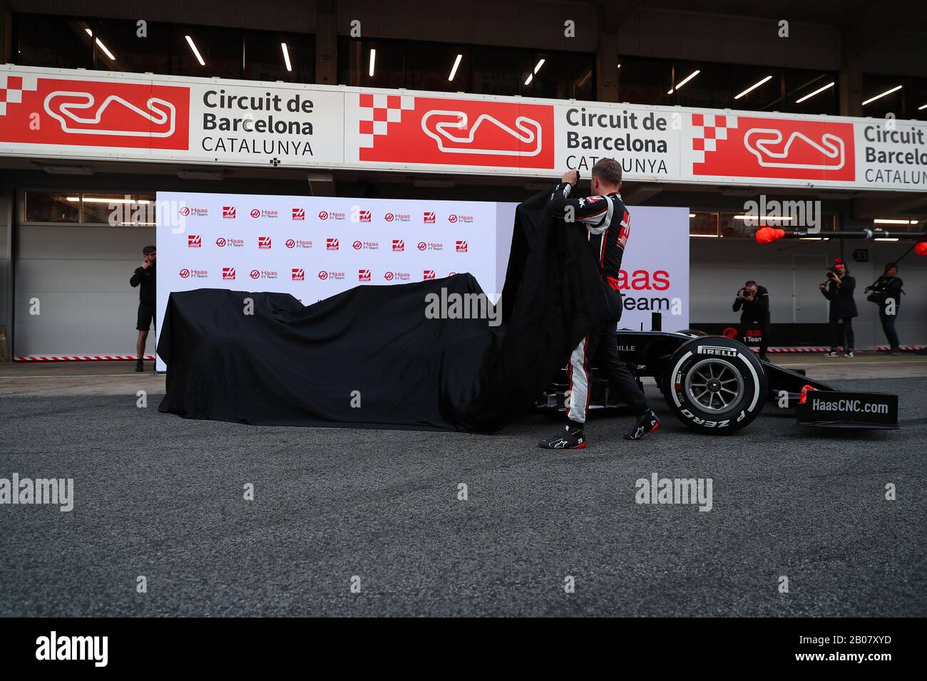 Il team Haas ha presentato la nuova vettura 2020; il 08 Romain Grosjean, e Kevin Magnussen Haas F1 Team. Formula 1 World Championship 2020, Winter testing Days 1 2020 Barcelona, 19-21 febbraio 2020. Foto Stock