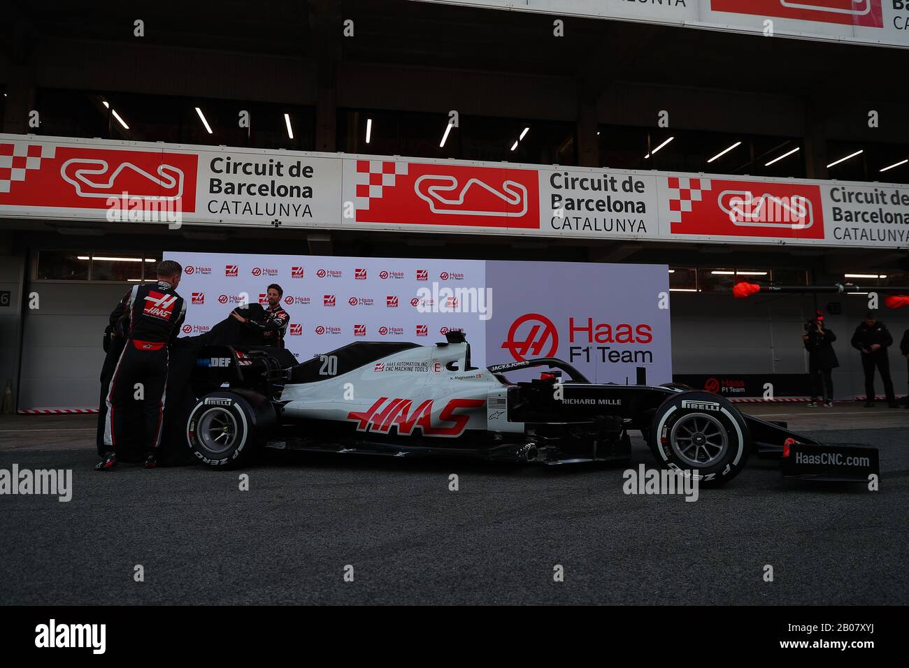 Il team Haas ha presentato la nuova vettura 2020; il 08 Romain Grosjean, e Kevin Magnussen Haas F1 Team. Formula 1 World Championship 2020, Winter testing Days 1 2020 Barcelona, 19-21 febbraio 2020. Foto Stock