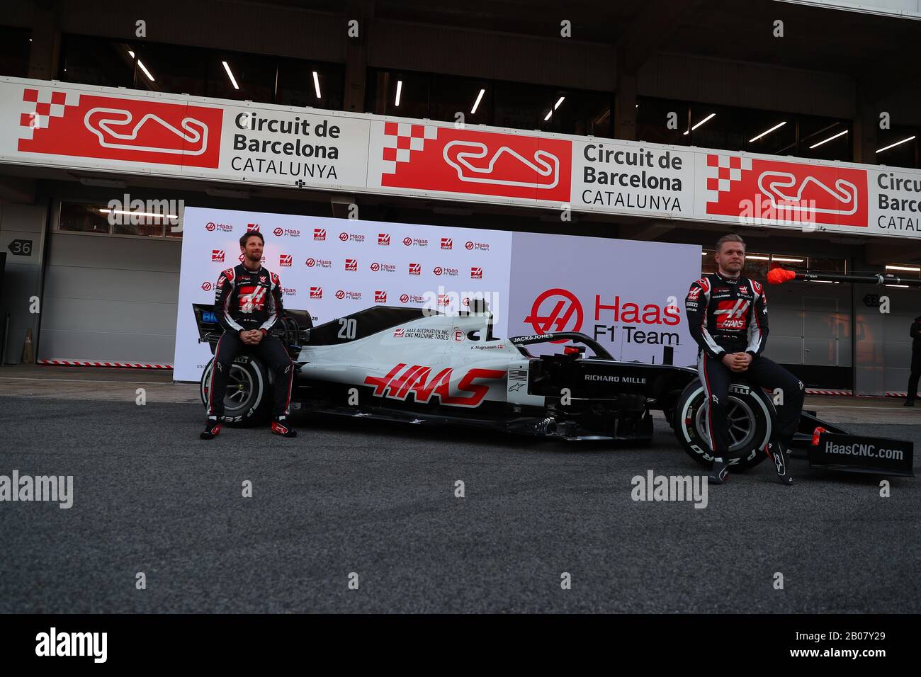 Il team Haas ha presentato la nuova vettura 2020; il 08 Romain Grosjean, e Kevin Magnussen Haas F1 Team. Formula 1 World Championship 2020, Winter testing Days 1 2020 Barcelona, 19-21 febbraio 2020. Foto Stock