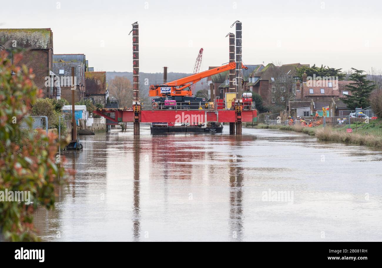 Lo schema di difesa maremoto di Arundel funziona usando una chiatta jack-up sul fiume Arun in Arundel, Sussex occidentale, Inghilterra, Regno Unito. Foto Stock