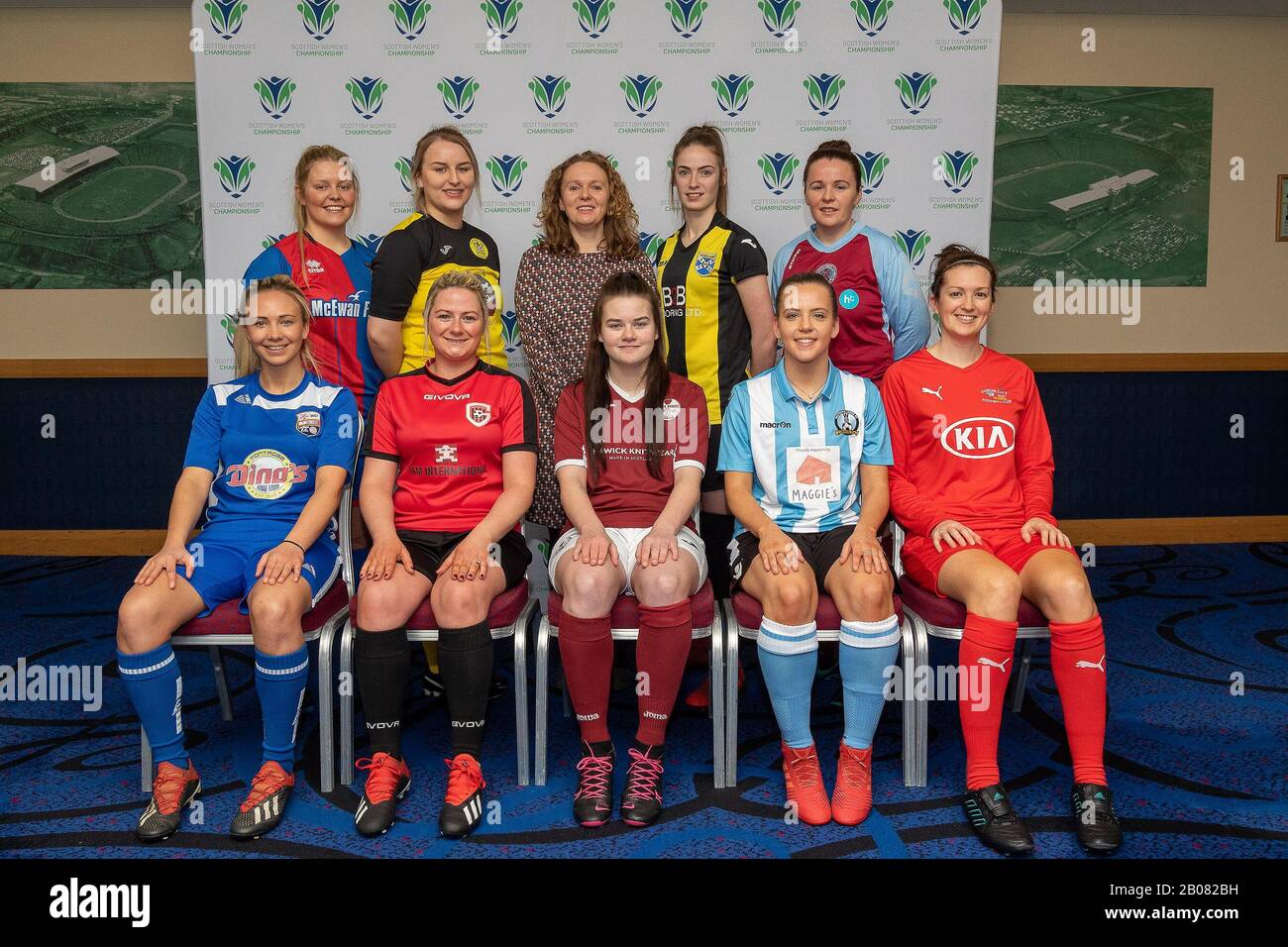 Glasgow, Regno Unito. 19th Feb 2020. Rappresentanti delle squadre coinvolte nella stagione inaugurale del Campionato scozzese di calcio femminile si sono riuniti insieme a Vivienne Macposto Scottish Women's Football Chair durante l'evento di lancio stagionale del Campionato scozzese femminile allo Stadio Nazionale, Hampden Park, Glasgow, Mercoledì 19th Febbraio 2020 | Credit Colin Poultney/Alamy Live News Foto Stock