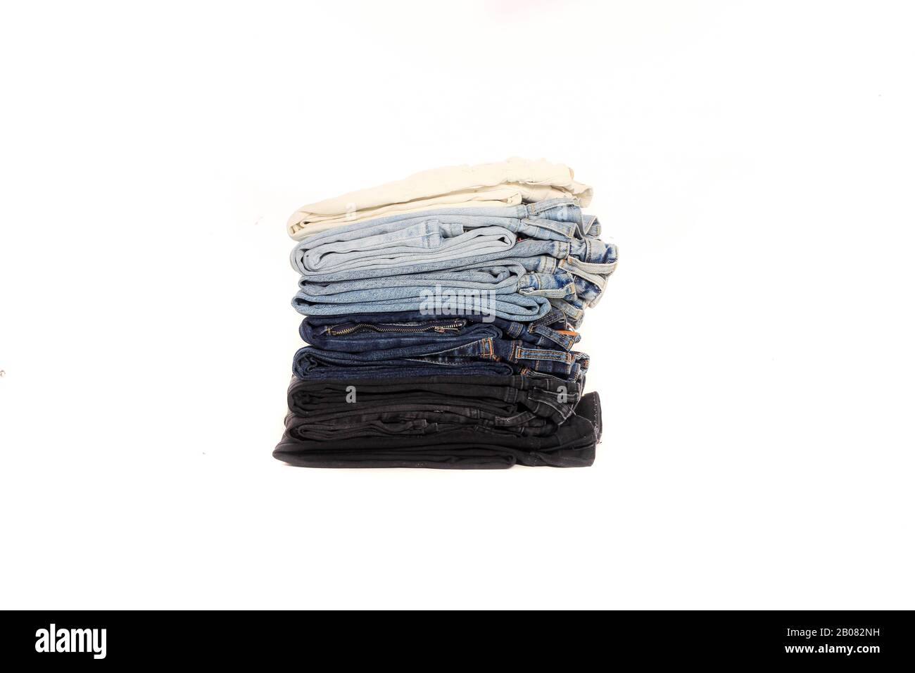 stack piegato di jeans blu gradiente su sfondo bianco alta chiave illuminazione studio Foto Stock