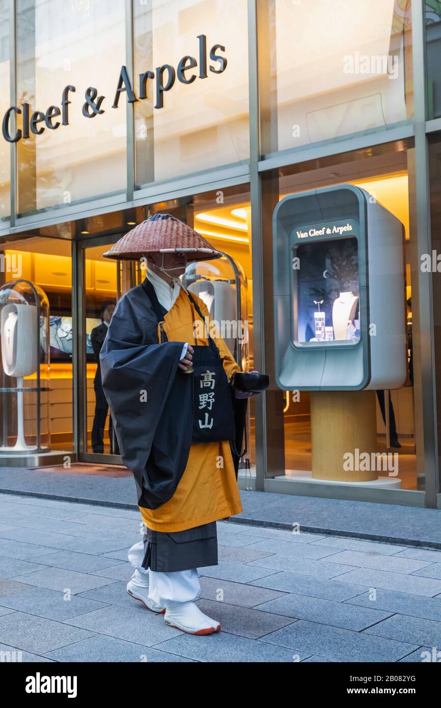 Giappone, Honshu, Tokyo, Ginza, Chuo-Dori Shopping Street, Monk Walking Di Fronte Al Van Cleef & Arpels Store Foto Stock