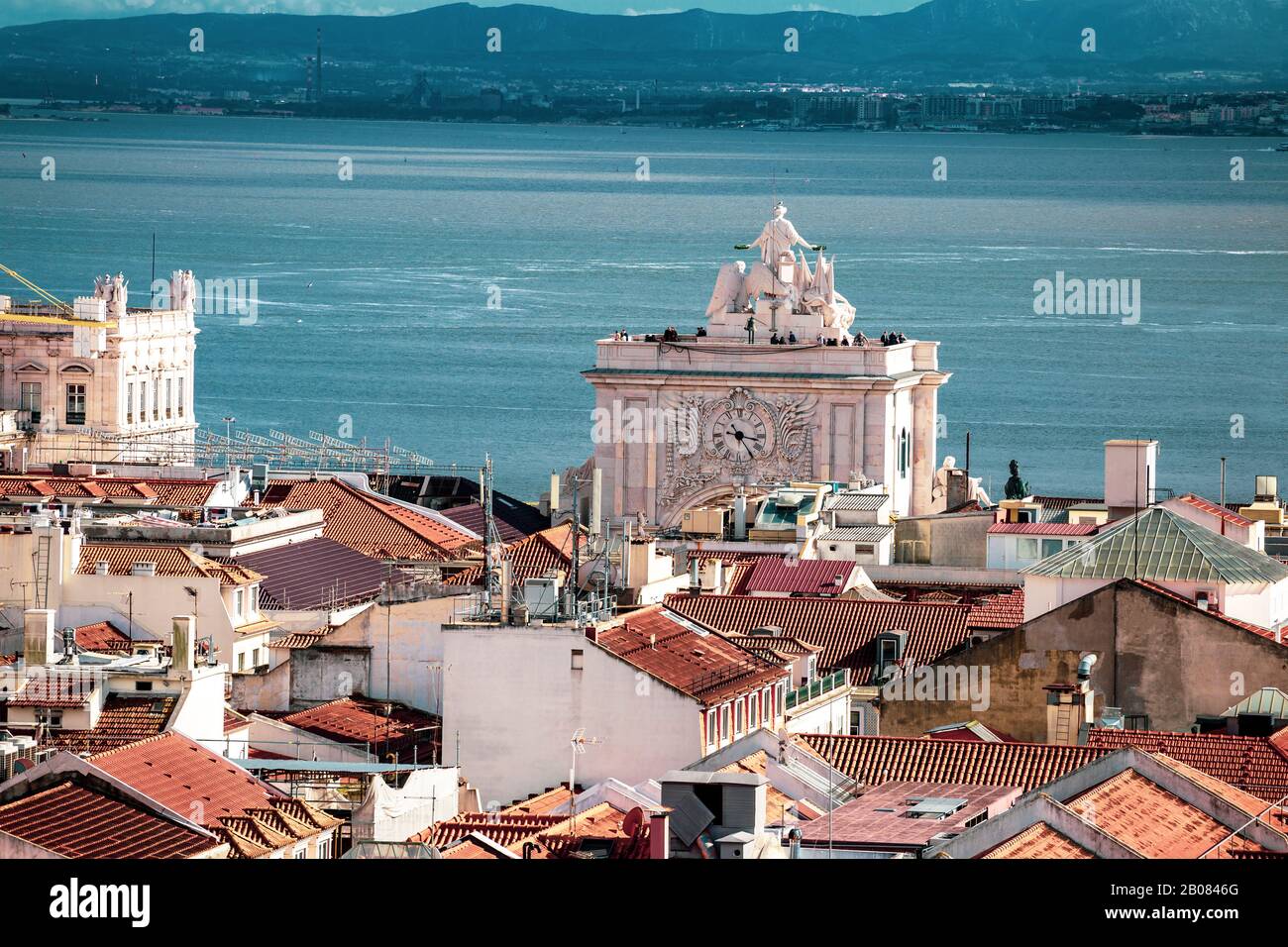 Vista panoramica sul tetto della tradizionale architettura della città e della famosa terrazza dell'Arco di Rua Augusta, parte del sito storico del Portogallo a Lisbona Foto Stock