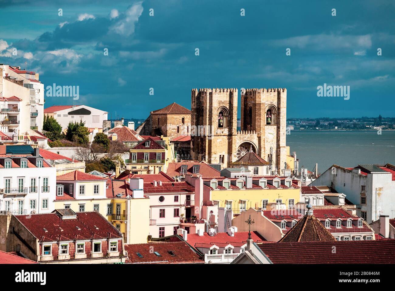 Veduta panoramica aerea della cattedrale storica medievale e dei dintorni nella capitale portoghese di Lisbona Foto Stock