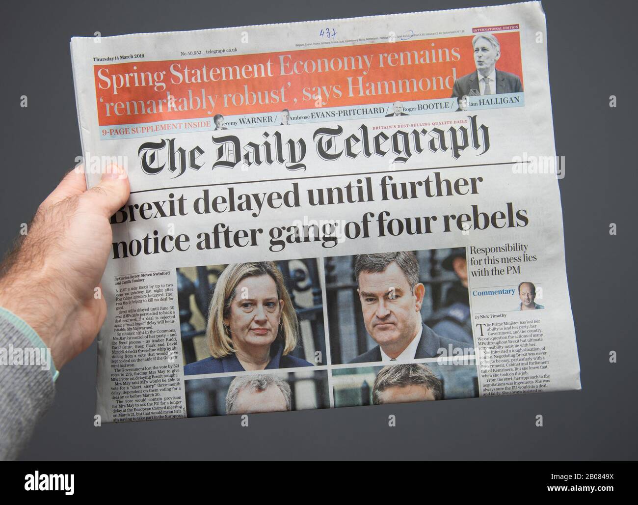 Parigi, Francia - Mar 15, 2019: POV a mano maschile al più tardi l'edizione Daily Telegraph del giornale che presenta le ultime notizie sul ritardo della brexit Foto Stock