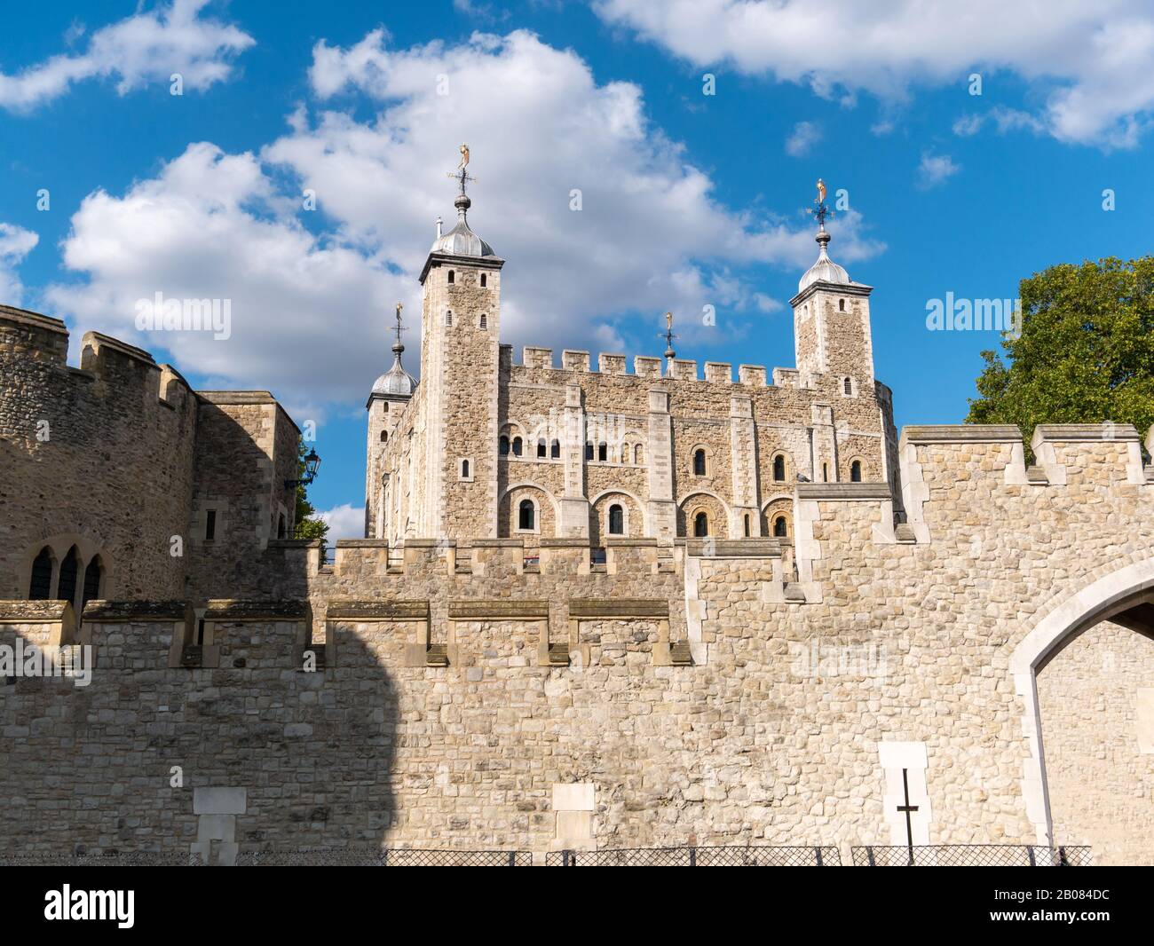Storico castello sulla riva del Tamigi vicino al Tower Bridge in una giornata di sole a Londra Foto Stock
