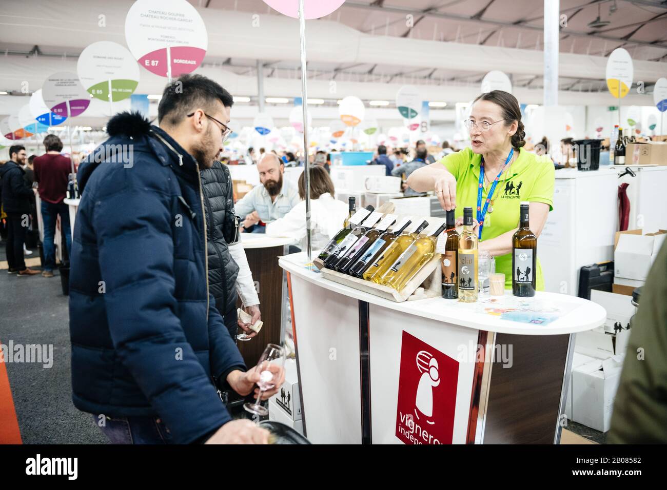 Strasburgo, Francia - 16 febbraio 2020: Donna che parla con il visitatore al Vignerons inglese indipendente: Viticoltori indipendenti della Francia fiera del vino per clienti privati e horeca Foto Stock