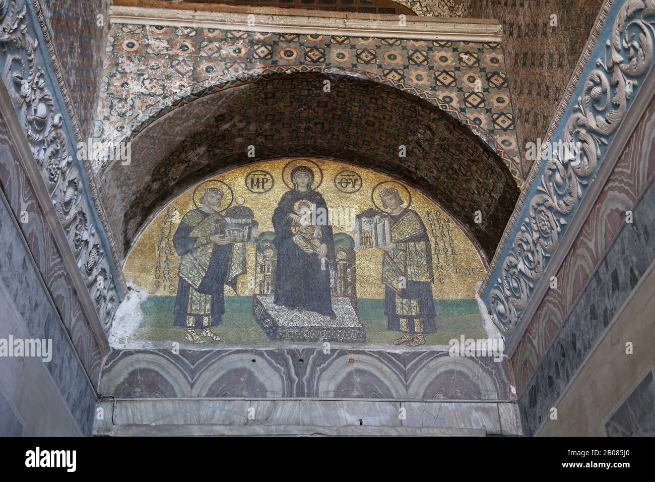 Turchia. Istanbul. Hagia Sofia. Mosaico bizantino. Vergine Maria con Gesù, imperatori Costantino e Giustiniano. Timpano. 994. Foto Stock