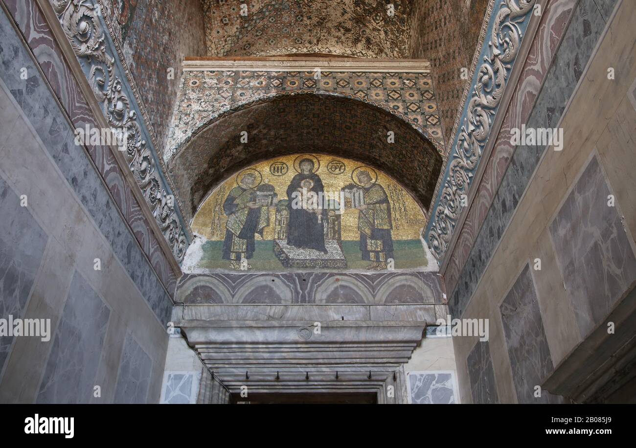 Turchia. Istanbul. Hagia Sofia. Mosaico bizantino. Vergine Maria con Gesù, imperatori Costantino e Giustiniano. Timpano. 994. Foto Stock