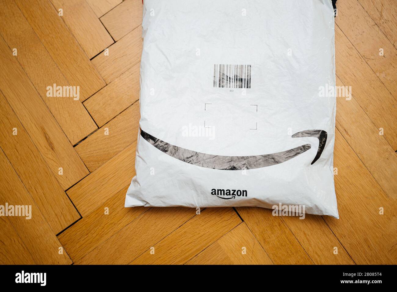 Parigi, Francia - 31 luglio 2019: Lanciato sul pavimento di parquet il  nuovo pacco ricevuto da Amazon prime con il logo della freccia sorriso Foto  stock - Alamy