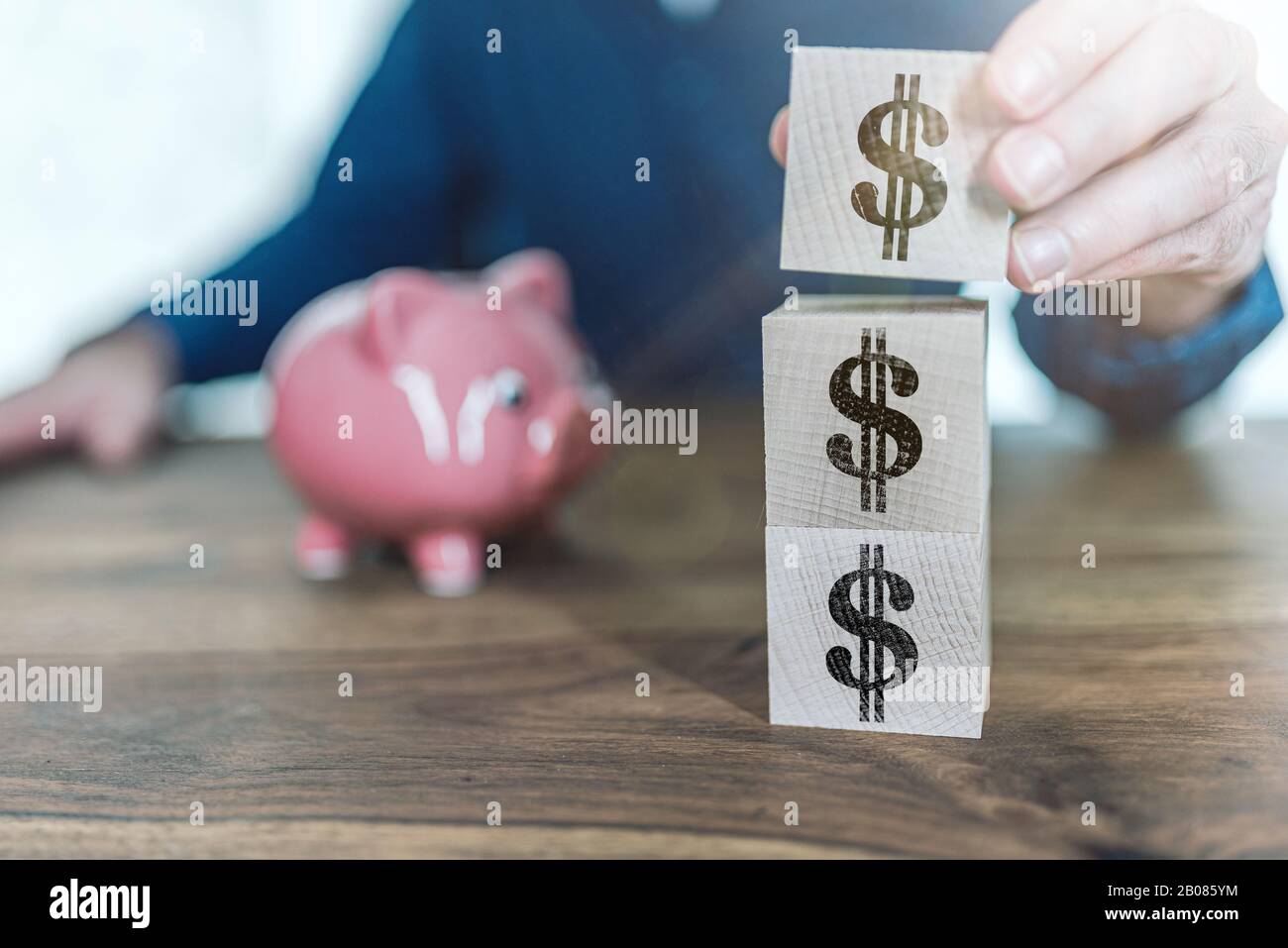 finanza e concetto di investimento con simboli di dollaro su blocchi giocattolo di legno Foto Stock