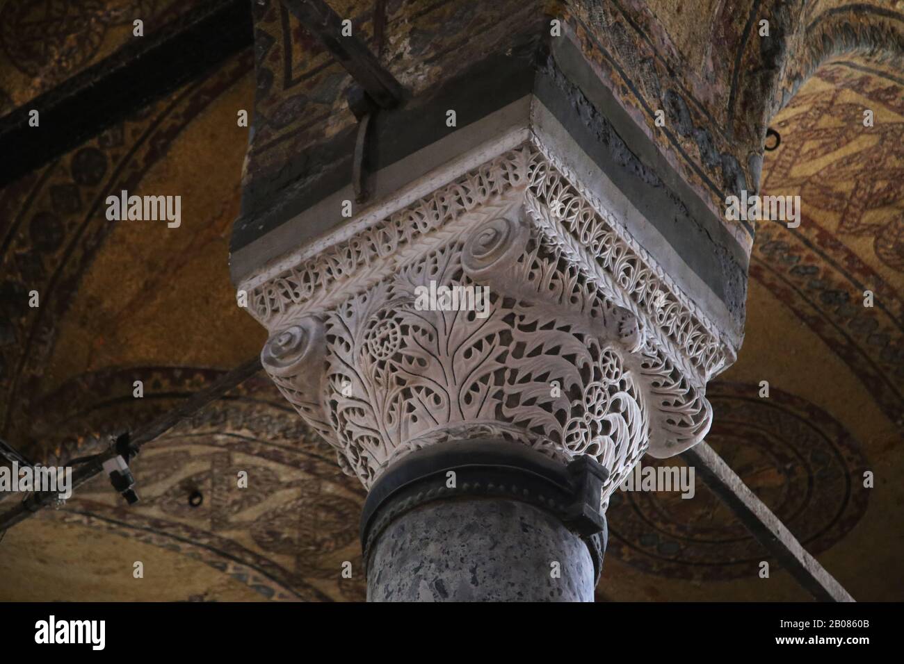 Turchia. Istanbul. Hagia Sofia. AlL'Interno. Capitale monogramma di Giustiniano. Stile bizantino. Foto Stock