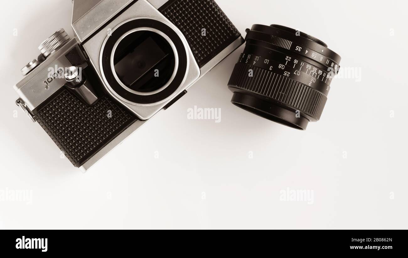 Fotografia analogica. Isolato dallo sfondo. Fotocamera antica. Disposizione piatta. Fotocamera SLR e obiettivo. Obiettivo e teleobiettivo. Foto in bianco e nero. Mo musulmano Foto Stock