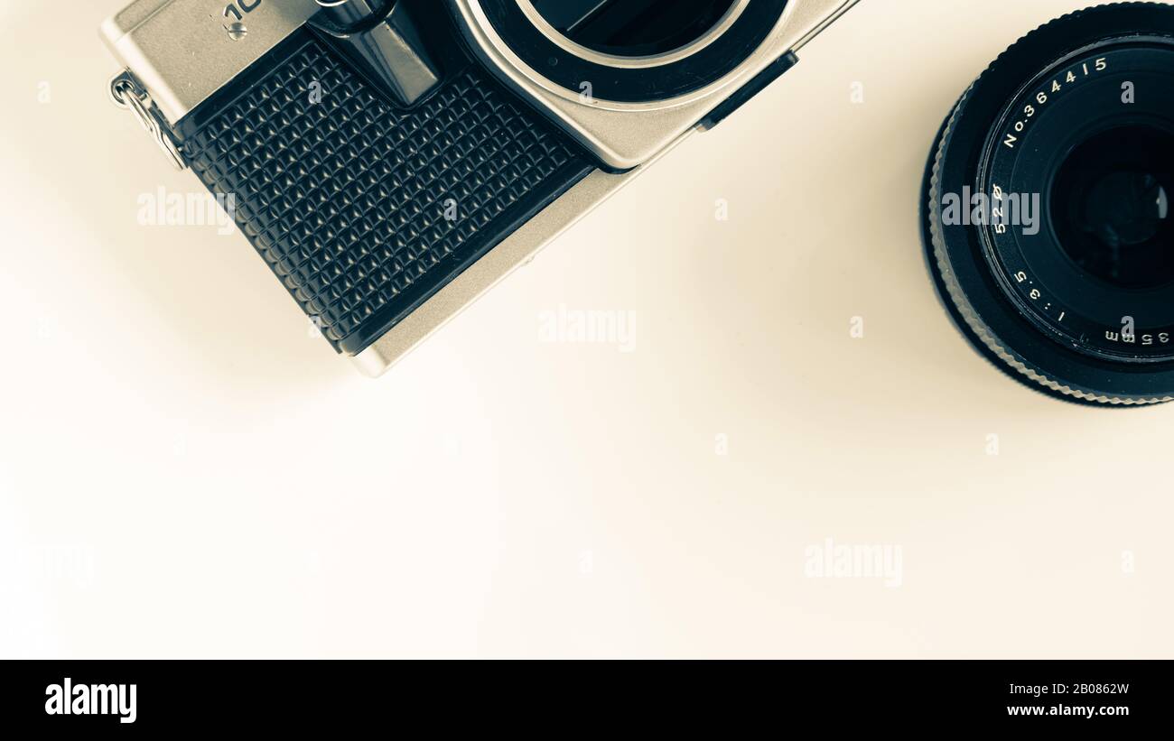Fotografia analogica. Isolato dallo sfondo. Fotocamera antica. Disposizione piatta. Fotocamera SLR e obiettivo. Obiettivo e teleobiettivo. Foto in bianco e nero. Mo musulmano Foto Stock
