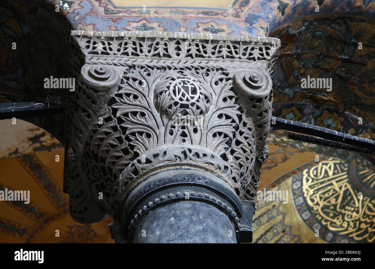 Turchia. Istanbul. Hagia Sofia. AlL'Interno. Capitale monogramma di Giustiniano. Stile bizantino. Foto Stock