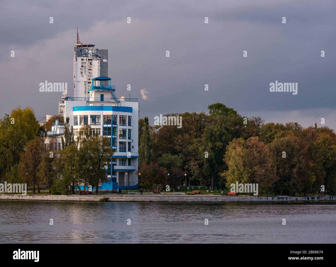 Eccentrico edificio a forma di barca, parco cittadino Dynamo, Lago cittadino, Ekaterinburg, Siberia, Federazione Russa Foto Stock