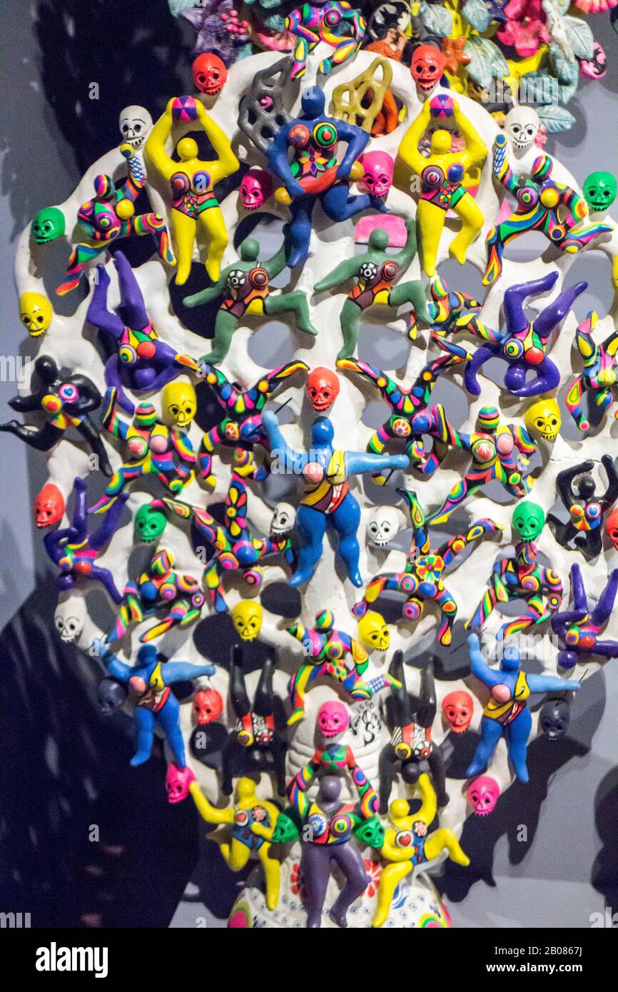 La Vieille Charité,Marseille,interior : FolkArt messicano : albero della vita,scultura in argilla Foto Stock