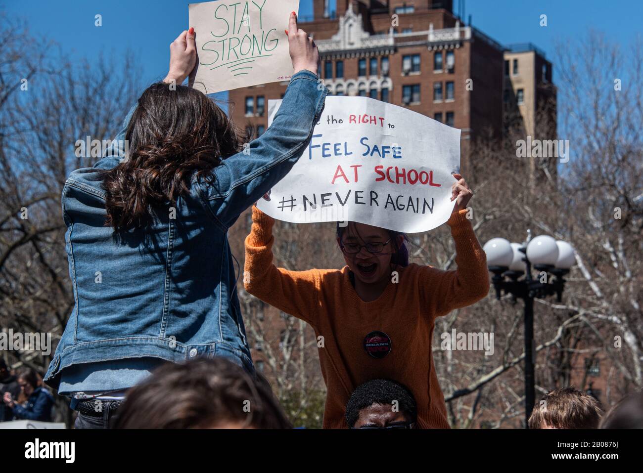 New York, NY, USA – 20 APRILE 2018: I manifestanti che partecipano alla '’ Giornata Nazionale d'azione Della Violenza delle armi da fuoco nella manifestazione delle scuole a New York City Foto Stock