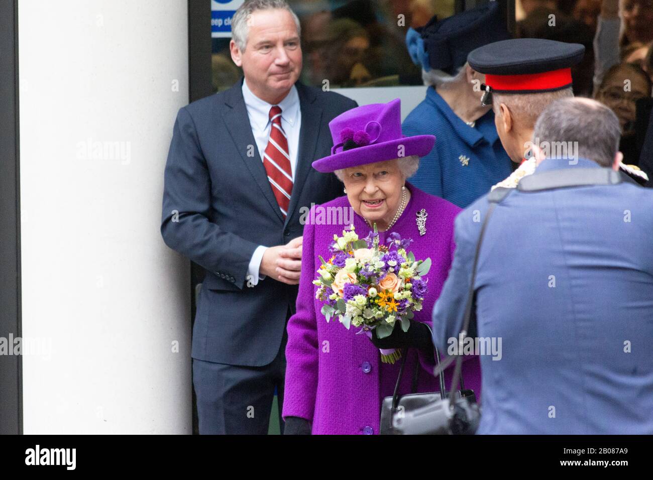 Londra, Bloomsbury, Regno Unito. 19th Feb, 2020. HM Queen Elizabeth II lascia l'Eastman Hospital di Londra dopo aver ufficialmente aperto il nuovo ospedale NHS al pubblico. Credito: Thamesfleet/Alamy Live News Foto Stock