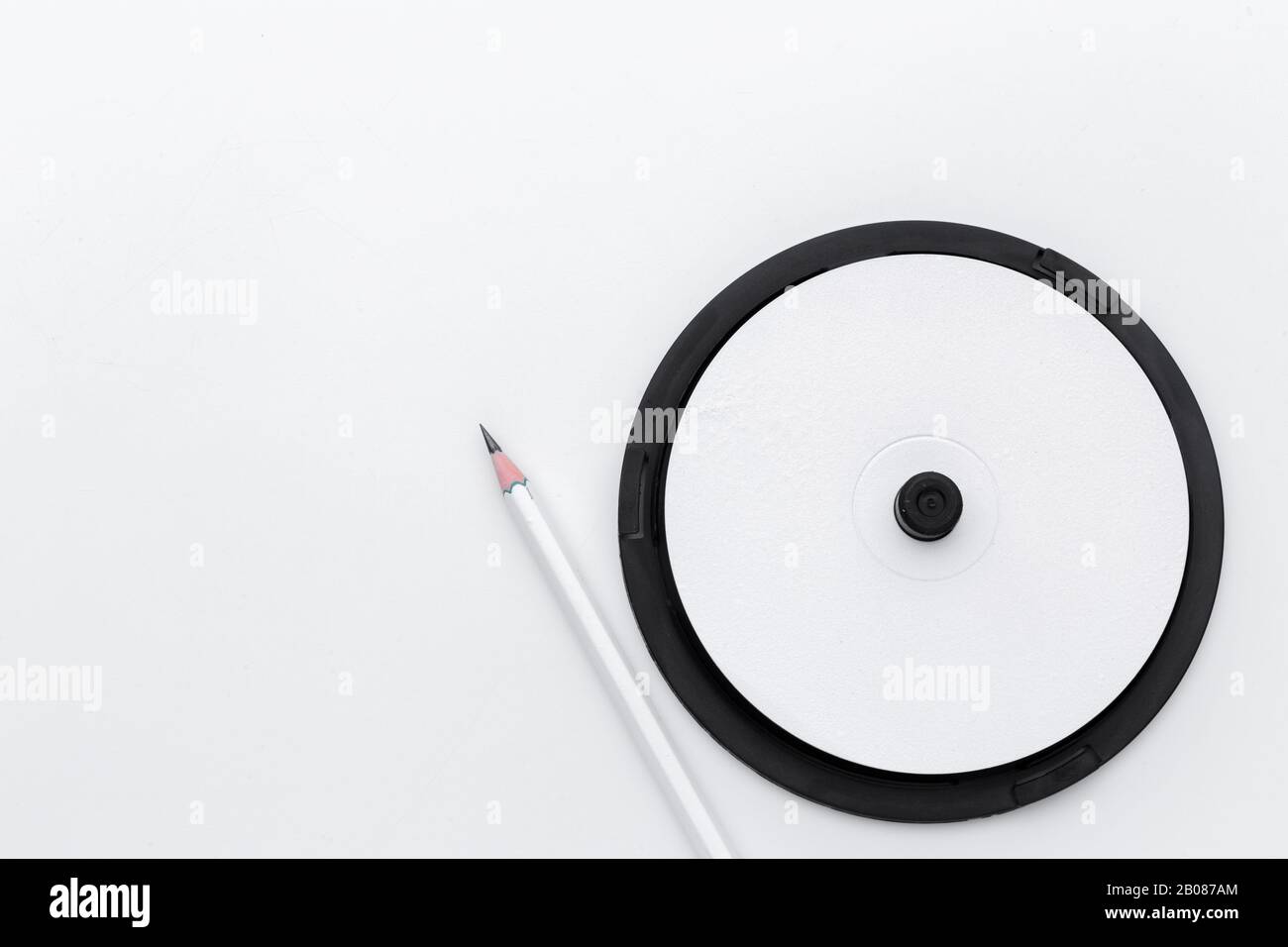 Disco bianco vuoto compatto isolato su sfondo bianco per il tuo design Foto Stock