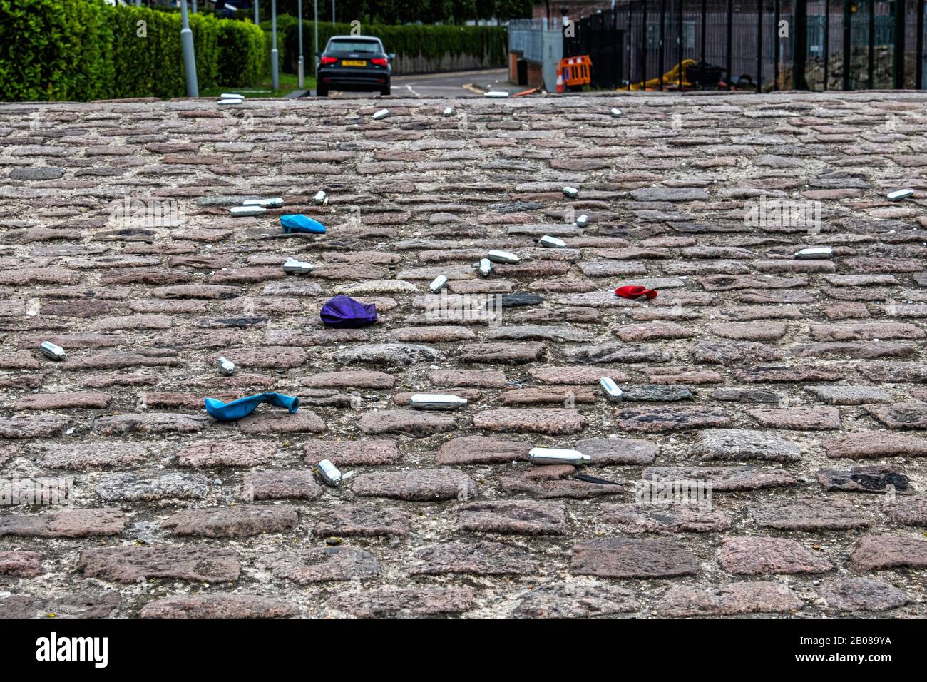 Resti Di Laughing Gas Party. Bulbi e palloncini di protossido di azoto scartati lungo il percorso accanto al Tamigi a North Greenwich, Londra Foto Stock