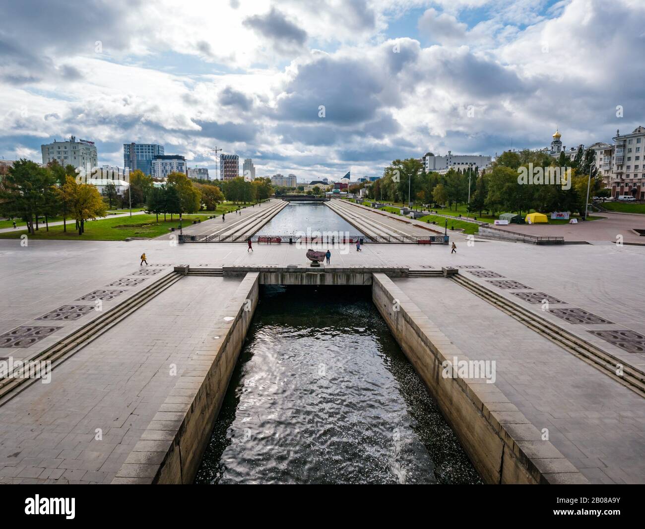 Vista sul parco cittadino di Plotinka e sul fiume Iset, Ekaterinburg, Siberia, Federazione russa Foto Stock