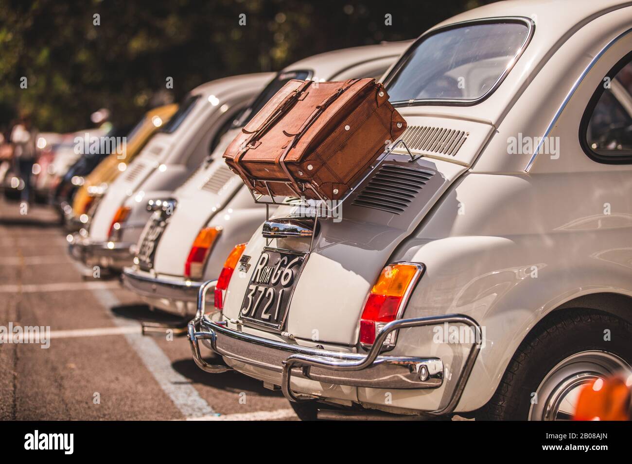 Linea di 500 annate Fiat parcheggiate in una strada a Roma, in Italia, in una giornata di sole Foto Stock