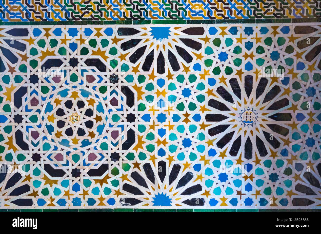 Piastrelle dell'Alhambra in dettaglio sulle pareti a mosaico nel cortile dei Myrtles al palazzo dell'Alhambra, Granada, Andalusia, Spagna nel mese di febbraio Foto Stock