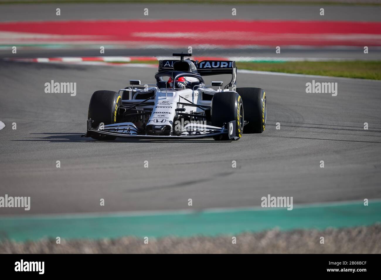 Daniil Kvyat di Alpha Tauri visto in azione durante la sessione pomeridiana del primo giorno di F1 Test Days nel circuito di Montmelo. Foto Stock
