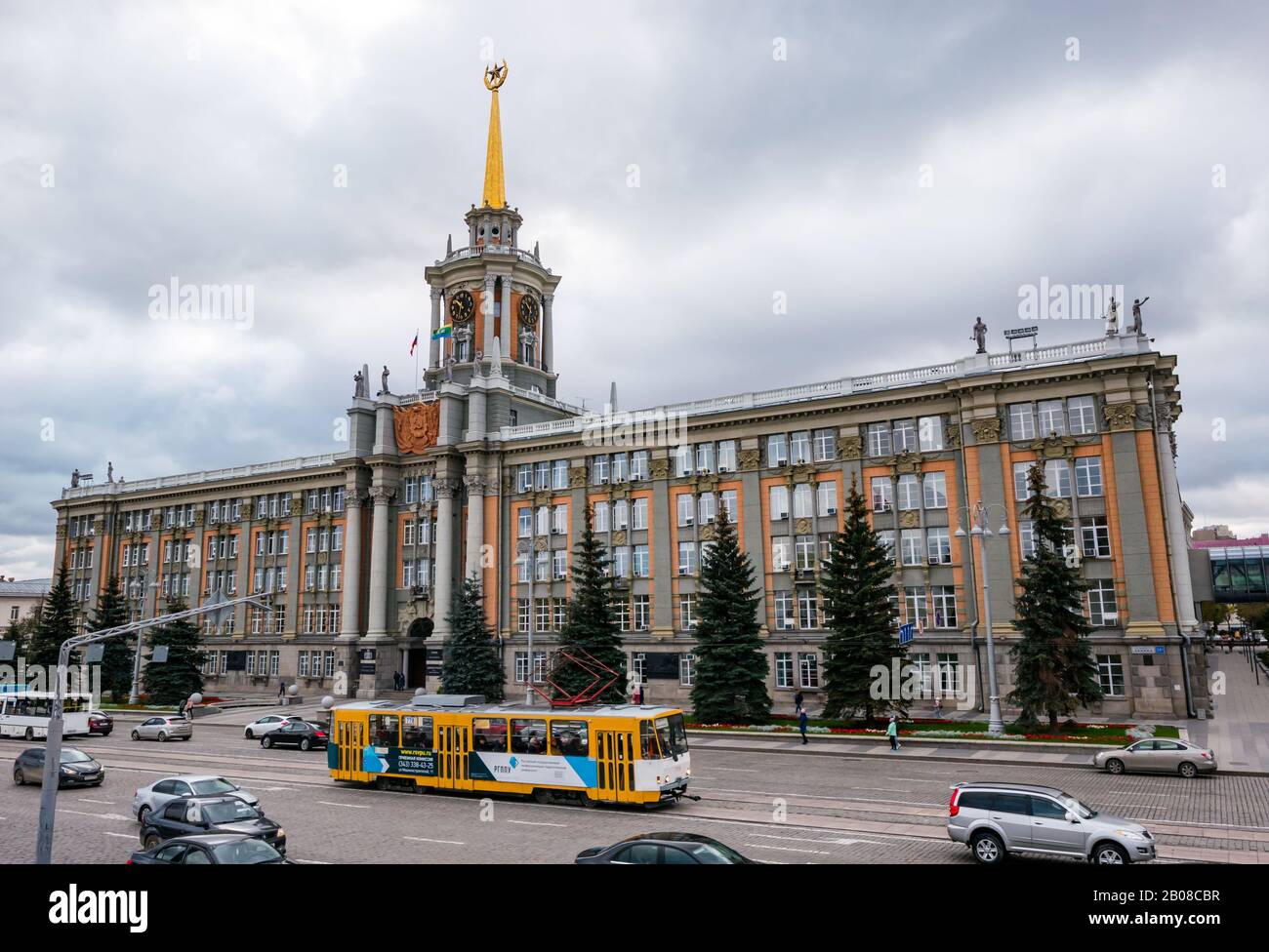 Edificio decorato in stile Grand, Municipio di Ekaterinburg con tram, Lenin Avenue, Ekaterinburg, Siberia, Federazione Russa Foto Stock