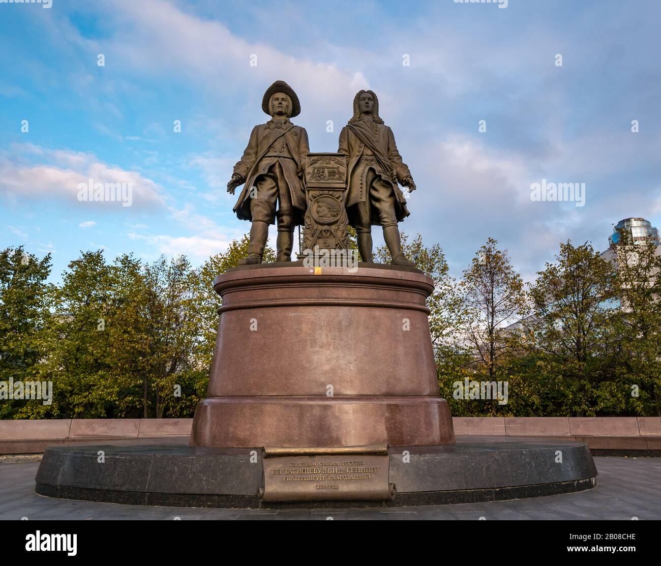 Scultura commemorativa in bronzo per i fondatori della città, Vasily Tatishchev & Vilim Gennin, Ekaterinburg, Siberia, Russia Foto Stock