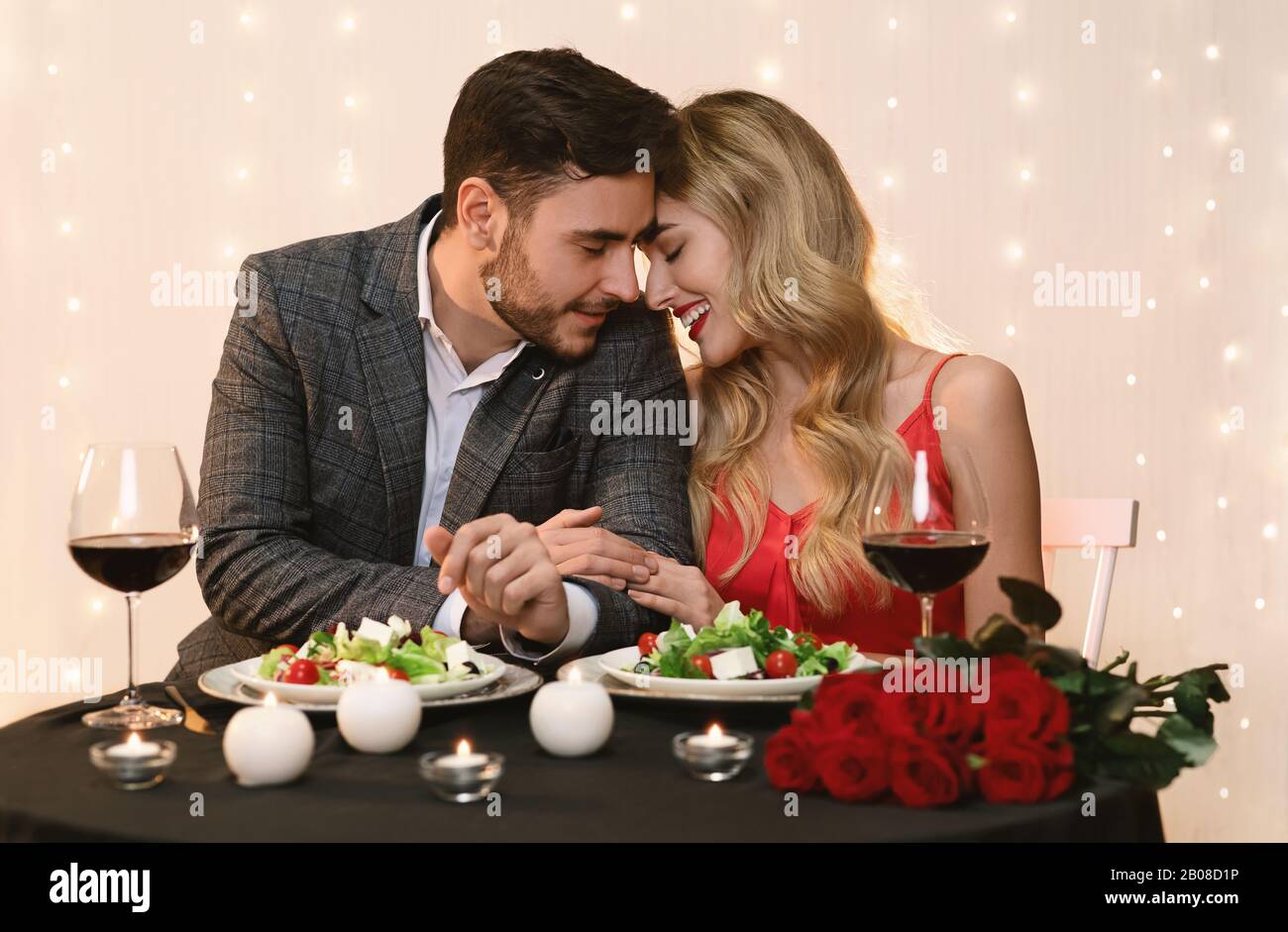 Coppia innamorata di una cena romantica al ristorante Foto Stock