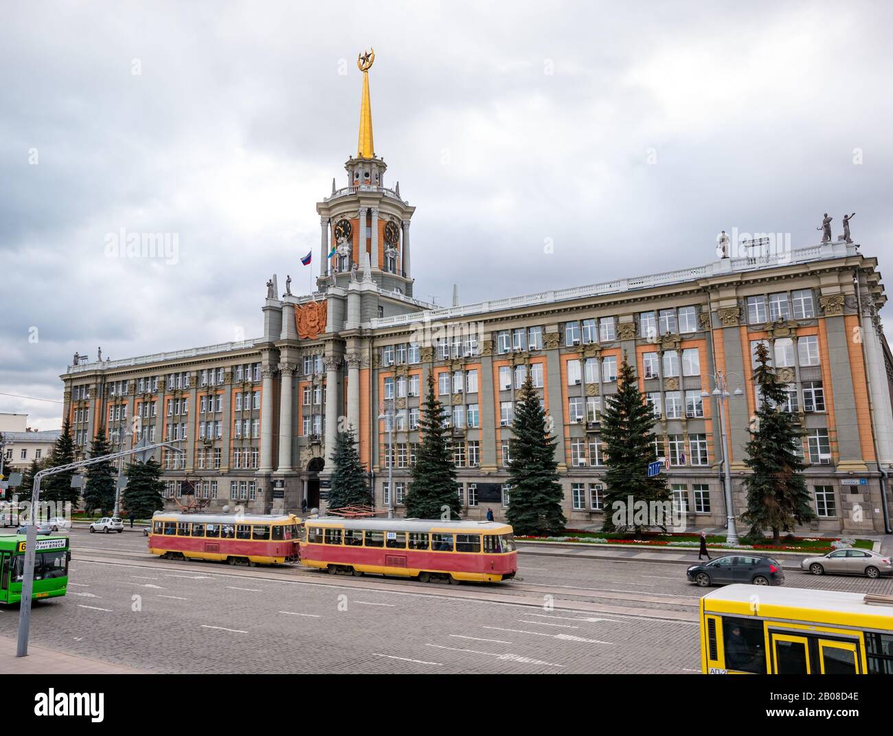 Edificio decorato in stile Grand, Municipio di Ekaterinburg con tram, Lenin Avenue, Ekaterinburg, Siberia, Federazione Russa Foto Stock