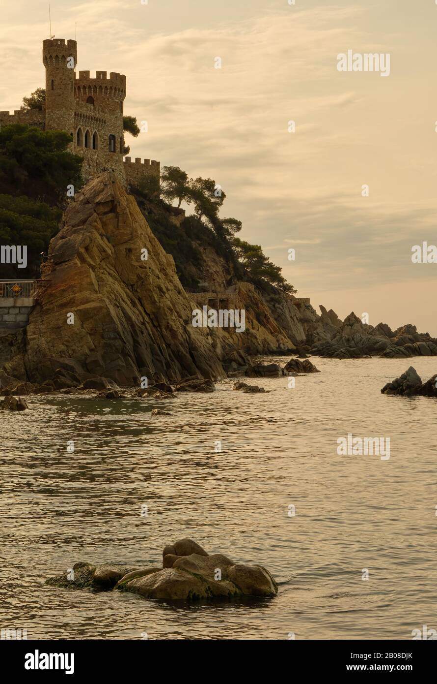Castello su una scogliera con il mare e le rocce sullo sfondo, Girona Foto Stock