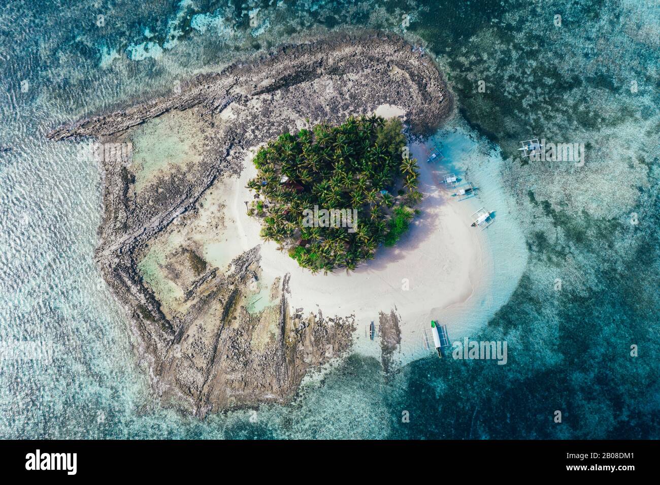 Vista dall'alto dell'isola di Guyam. Ripresa con il drone sopra la splendida isola. Concetto di viaggio, natura e paesaggi marini Foto Stock