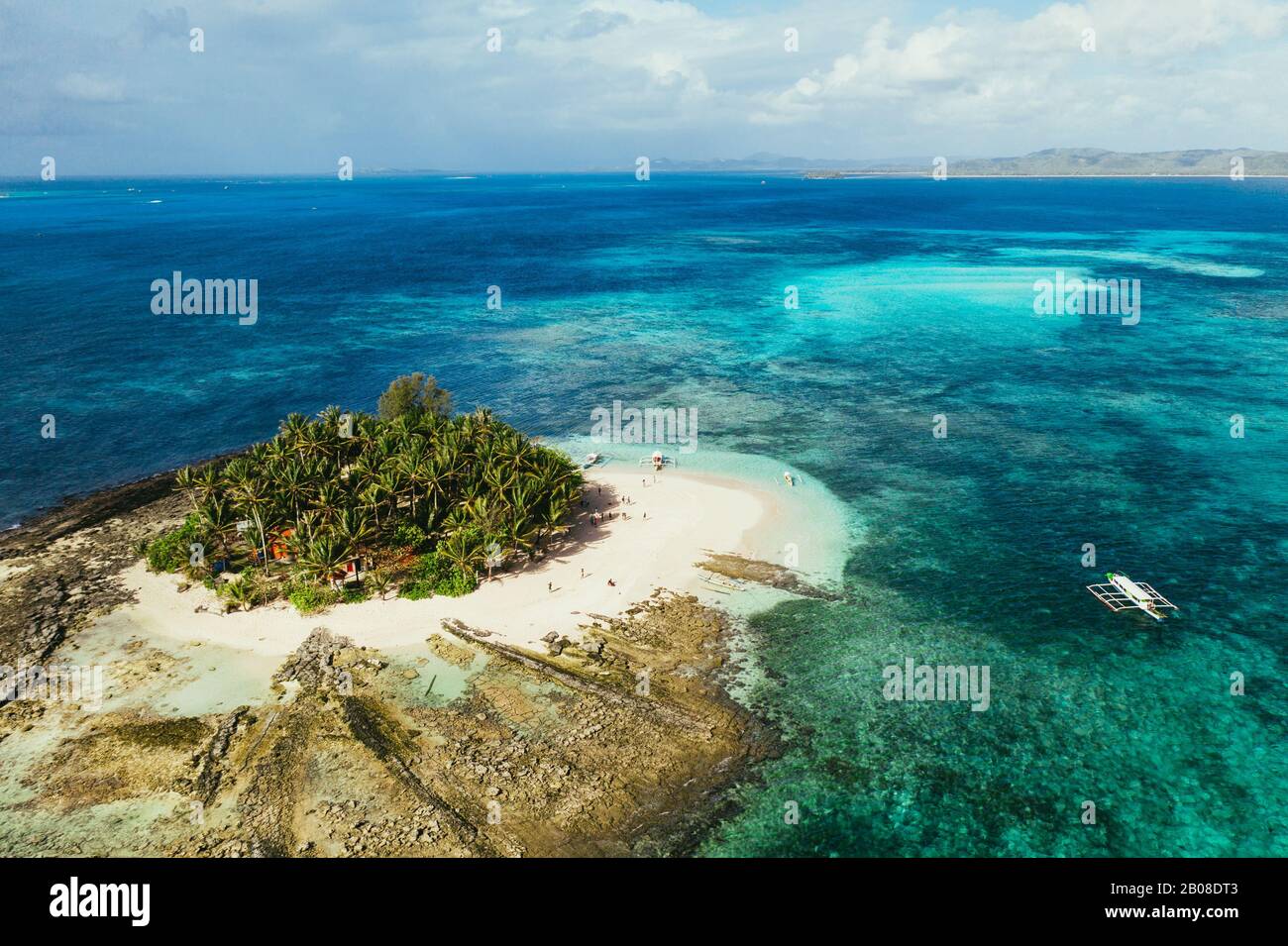 Vista dall'alto dell'isola di Guyam. Ripresa con il drone sopra la splendida isola. Concetto di viaggio, natura e paesaggi marini Foto Stock