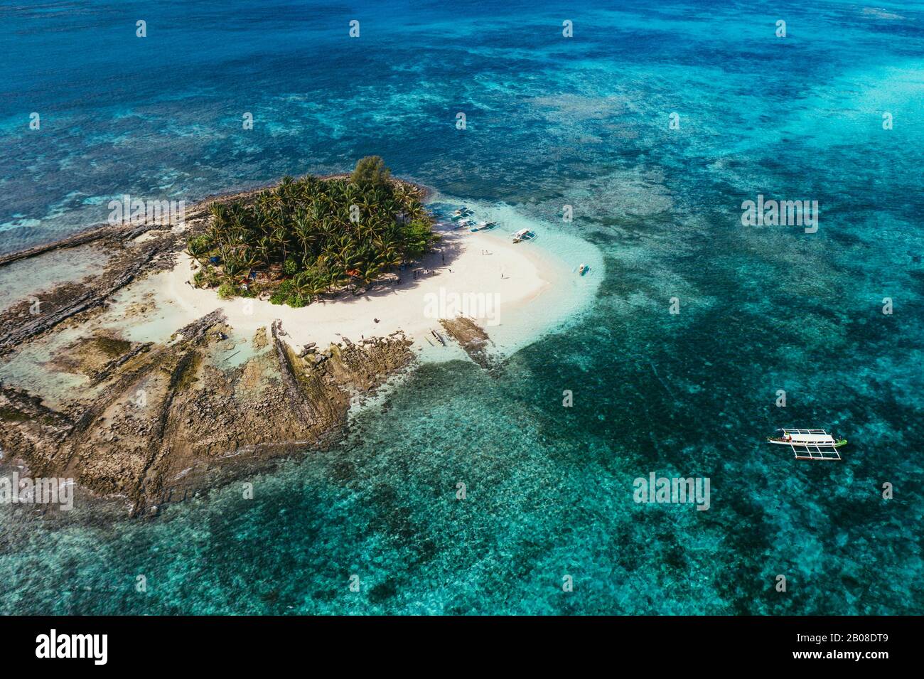 Vista dall'alto dell'isola di Guyam. Ripresa con il drone sopra la splendida isola. Concetto di viaggio, natura e paesaggi marini Foto Stock
