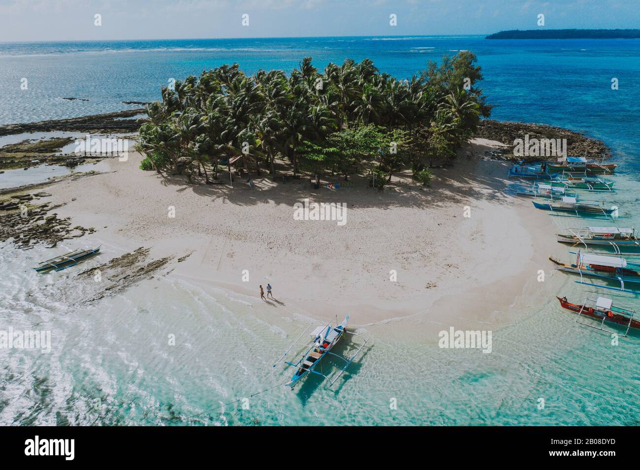 Vista dall'alto dell'isola di Guyam. Ripresa con il drone sopra la splendida isola. Concetto di viaggio, natura e paesaggi marini Foto Stock