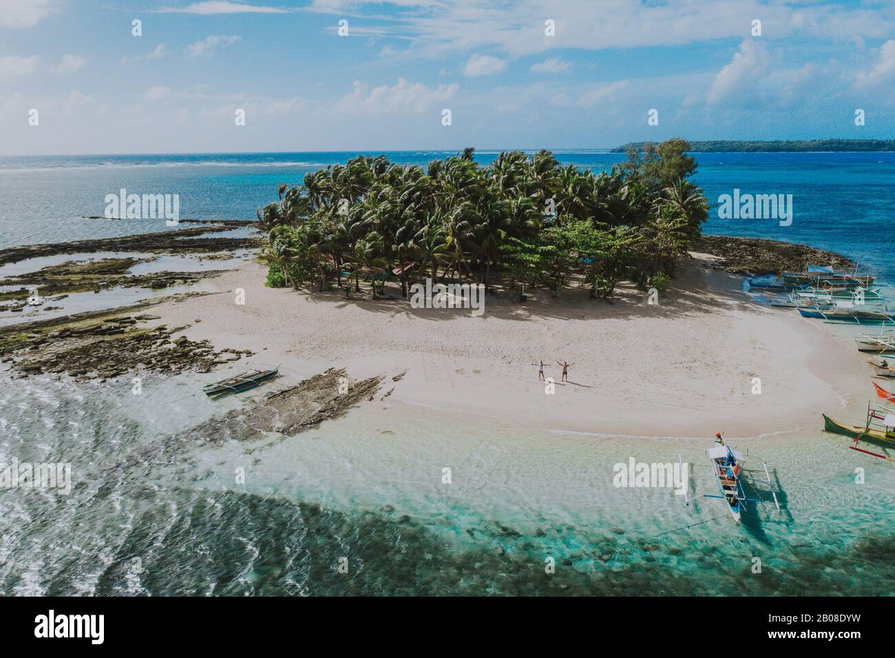 Vista dall'alto dell'isola di Guyam. Ripresa con il drone sopra la splendida isola. Concetto di viaggio, natura e paesaggi marini Foto Stock