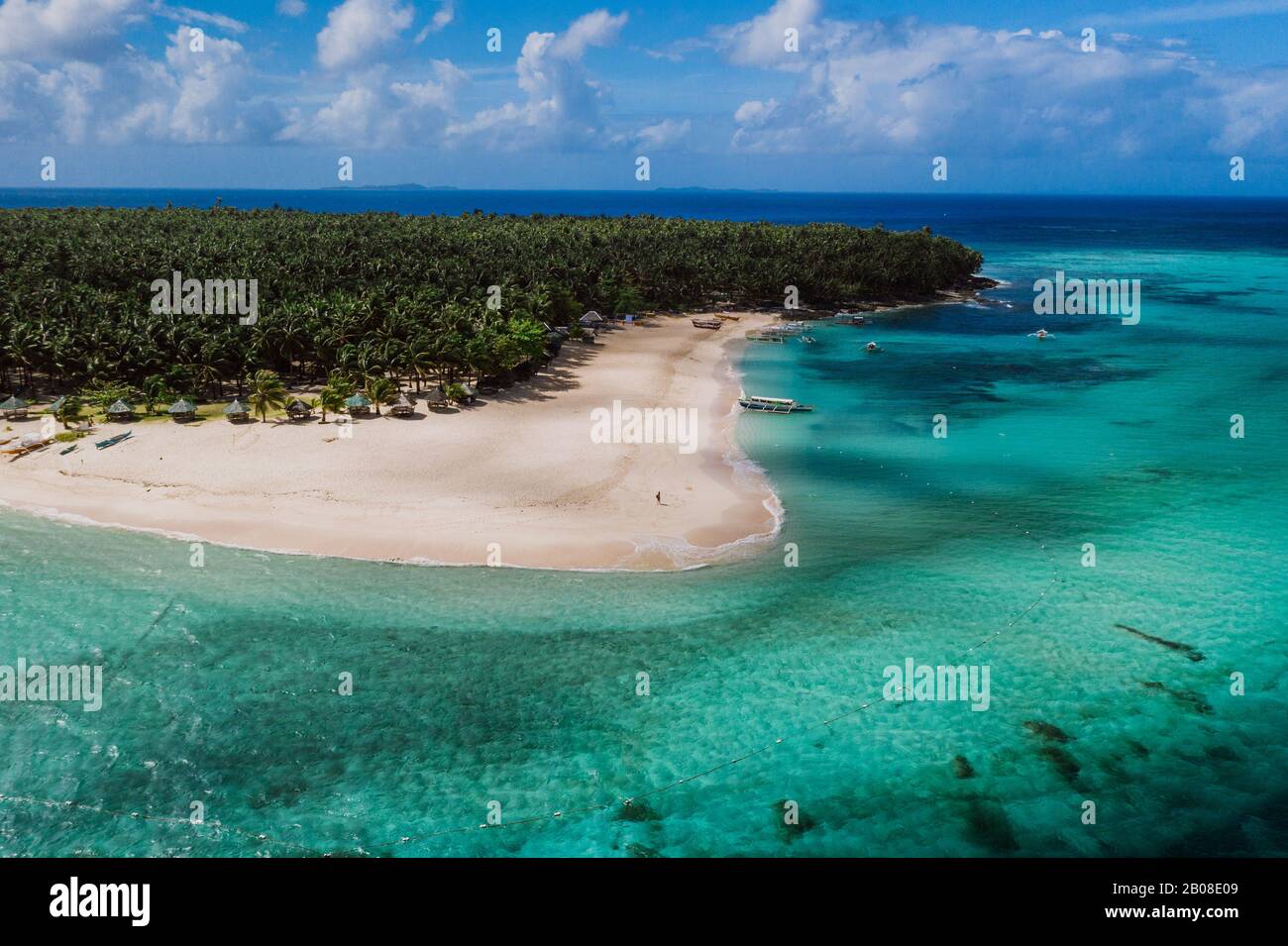 Daku isola vista dal cielo. Ripresa con drone sopra la splendida isola. Concetto di viaggio, natura, e paesaggi marini Foto Stock