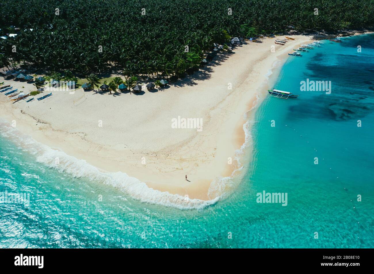 Daku isola vista dal cielo. Ripresa con drone sopra la splendida isola. Concetto di viaggio, natura, e paesaggi marini Foto Stock