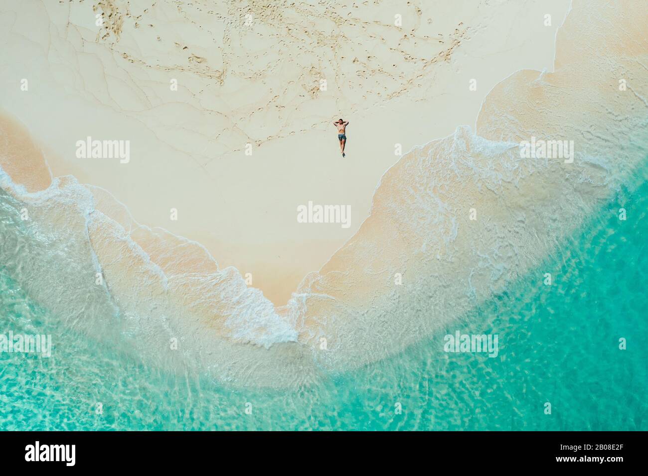 Daku isola vista dal cielo. Uomo rilassante prendere il sole sulla spiaggia.shot preso con drone sopra la bella scena. Concetto di viaggio, natura, Foto Stock